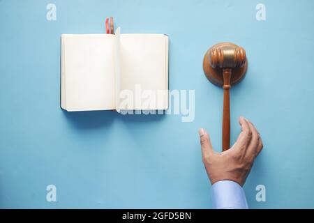 Nahaufnahme der Hand der Person, die auf den Gavel fällt. Stockfoto
