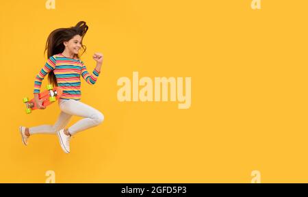 Penny Skateboard. Skateboarding. Fröhliches Kind springen mit Penny Board. Teen girl Stockfoto