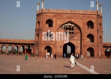 Jama Masjid, Delhi, Indien. Die Masjid-i Jehan-Numa (lit. „weltreflektierende Moschee“), allgemein bekannt als die Jama Masjid von Delhi, ist eine der größten Stockfoto