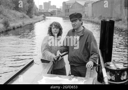 'Cap'n' Michael: Schauspieler Michael Elphick als SEGEN der Hauptdarsteller der Central TV-Serie BOON im Jahr 1985 nimmt sich die Zeit von Dreharbeiten, um das Leben auf schmalen Bootskanälen zu genießen, während er lernt, das Schiff durch das Kanalsystem von Birmingham zu navigieren. Stockfoto