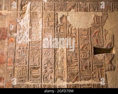Luxor, Ägypten - 28. Jan 2020: Die Hieroglyphen im Tempel der Hatschepsut, Luxor. Der Totentempel der Hatschepsut, auch bekannt als Djeser-djegeru, ist ein Stockfoto