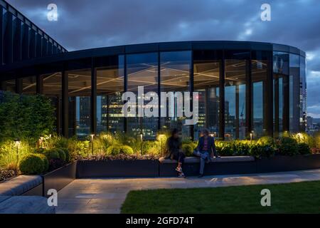 Dachterrasse. 100 Liverpool Street, London, Großbritannien. Architekt: Hopkins Architects Partnership LLP, 2021. Stockfoto