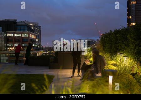 Dachterrasse. 100 Liverpool Street, London, Großbritannien. Architekt: Hopkins Architects Partnership LLP, 2021. Stockfoto