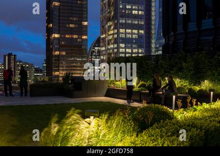 Dachterrasse. 100 Liverpool Street, London, Großbritannien. Architekt: Hopkins Architects Partnership LLP, 2021. Stockfoto