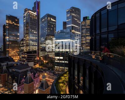 Blick von der Dachterrasse. 100 Liverpool Street, London, Großbritannien. Architekt: Hopkins Architects Partnership LLP, 2021. Stockfoto