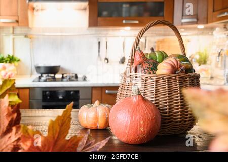 Gemütliche Küche mit Kürbissen für Thanksgiving oder Halloween Urlaub. Herbstdekoration in der Küche und Kochen von saisonalen Leckereien. Stockfoto