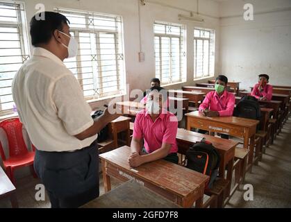 Agartala, Indiens nordöstlicher Bundesstaat Tripura. August 2021. Schüler der Netaji Subhas Vidyaniketan-Schule besuchen am ersten Tag der Wiedereröffnung von Schulen und Hochschulen nach der Entspannung in COVID-19-Einschränkungen in Agartala, der Hauptstadt des nordöstlichen indischen Bundesstaates Tripura, den 25. August 2021 eine Klasse mit Gesichtsmasken. Quelle: Str/Xinhua/Alamy Live News Stockfoto