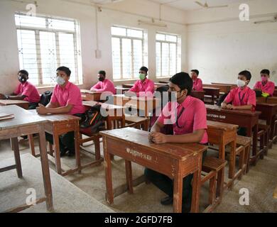 Agartala, Indiens nordöstlicher Bundesstaat Tripura. August 2021. Schüler der Netaji Subhas Vidyaniketan-Schule besuchen am ersten Tag der Wiedereröffnung von Schulen und Hochschulen nach der Entspannung in COVID-19-Einschränkungen in Agartala, der Hauptstadt des nordöstlichen indischen Bundesstaates Tripura, den 25. August 2021 eine Klasse mit Gesichtsmasken. Quelle: Str/Xinhua/Alamy Live News Stockfoto