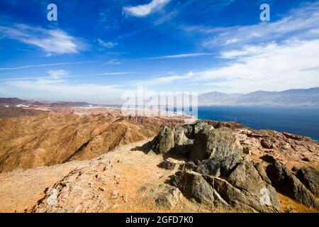Die bunten Eilat Gebirgszug am Golf von Aqaba im Hintergrund Stockfoto