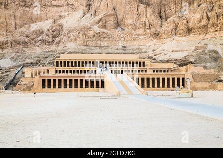Luxor, Ägypten - 28. Jan 2020: Tempel der Hatschepsut, Luxor. Der Totentempel der Hatschepsut, auch bekannt als der Djeser-djeseru, ist ein Totentempel Stockfoto