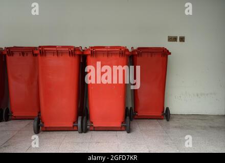 Rote Mülltonnen für infektiöse Abfälle, die im Krankenhaus in Innenräumen aufgestellt wurden Stockfoto