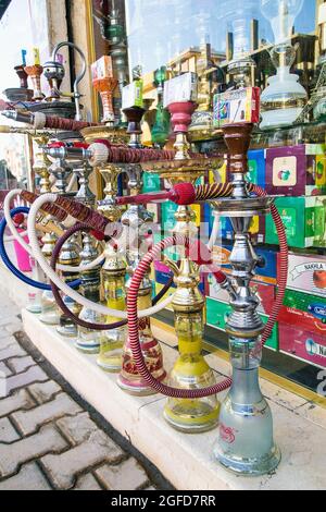 Luxor, Ägypten - 30. Jan 2020: Die Shisha im Street Gift Shop im ägyptischen Souvenir Shop in Hurgada. Ägypten. Stockfoto