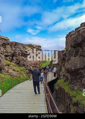 Touristen und Besucher genießen während der Sommermonate die atemberaubende Aussicht auf die Landschaft auf der Strecke von der Fahrt durch island. Island, Europa. Stockfoto