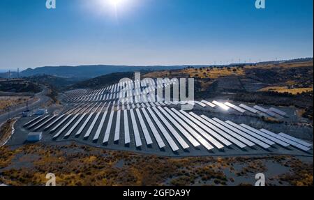 Photovoltaik-Paneele von Solarkraftwerk auf einem Hügel. Luftlandschaft Stockfoto