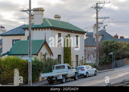 Ein 1890 erbautes, zweistöckiges Haus im Vorort Glebe in Tasmanien von Hobart wurde nun in mehrere Einheiten oder Apartments umgewandelt Stockfoto