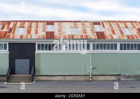 Ein langes einstufige Lagerhalle am Dock und eine Zugangstür von Side On in Hobart, Tasmanien, Australien Stockfoto