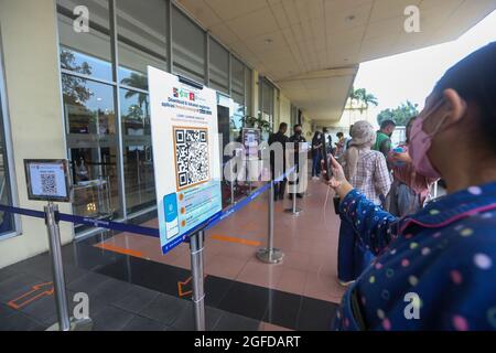 Bogor, Indonesien. August 2021. Das Einkaufszentrum in Bogor City hat seinen Betrieb unter der Bedingung aufgenommen, dass Besucher den Impfcode scannen müssen, um in die Botani Square Mall, Bogor City, zu gelangen. Die Umsetzung von Community Activity Restrictions (PKM) in Bogor City ist von Stufe 4 auf Stufe 3 zurückgegangen. (Foto: Fadli Akbar/Pacific Press) Quelle: Pacific Press Media Production Corp./Alamy Live News Stockfoto