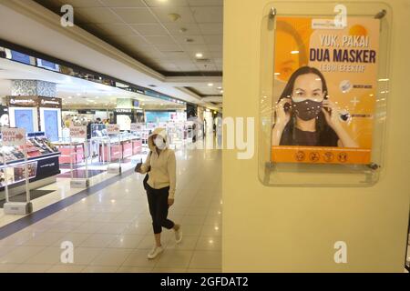 Bogor, Indonesien. August 2021. Das Einkaufszentrum in Bogor City hat seinen Betrieb unter der Bedingung aufgenommen, dass Besucher den Impfcode scannen müssen, um in die Botani Square Mall, Bogor City, zu gelangen. Die Umsetzung von Community Activity Restrictions (PKM) in Bogor City ist von Stufe 4 auf Stufe 3 zurückgegangen. (Foto: Fadli Akbar/Pacific Press) Quelle: Pacific Press Media Production Corp./Alamy Live News Stockfoto