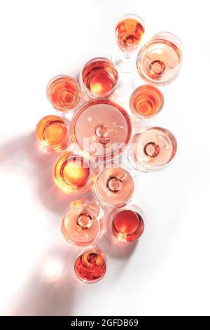 Roséwein in verschiedenen Schattierungen in Gläsern auf weißem Hintergrund. Verkostung von Rosado-, rosato- oder Rouge-Weinen Stockfoto