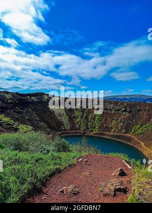 Kerid oder Kerith, der vulkanische Krater See auf der touristischen Goldener Kreis Route in Island in der Sommerzeit. Stockfoto