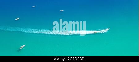 Speedboot mit Slider verlassen Trail auf dem Wasser, Meerblick von oben Stockfoto