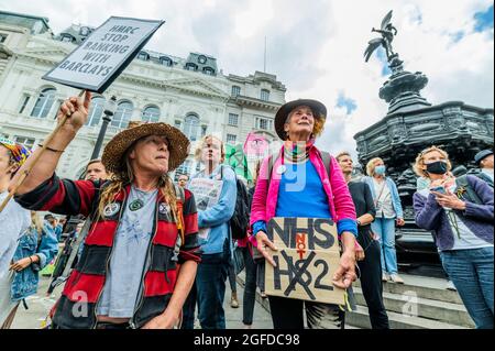 London, Großbritannien. August 2021. Frauen versammeln sich im Piccadilly Circus in einem Mut ruft zu Mut auf Protest - Extinction Rebellion setzt den zweiwöchigen Protest unter dem Namen Impossible Rebellion in London fort. Kredit: Guy Bell/Alamy Live Nachrichten Stockfoto