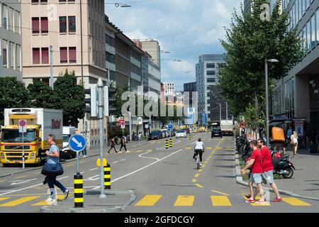 Zürich, Schweiz - 13. Juli 2019: Blick auf eine urbane Straße Stockfoto