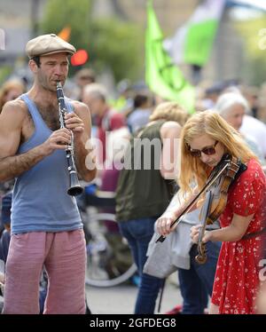 London, England, Großbritannien. Musiker spielen bei einem Extinction Rebellion Protest in Whitehall, 24. August 2021 Stockfoto