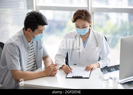 Arzt und Patient in der Arztpraxis Stockfoto