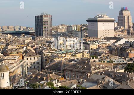 Italien, Stadtansicht der Skyline der historischen Stadt Genua in Ligurien, alte und neue Gebäude mit Blick auf den Handelshafen, Reisereportage Stockfoto