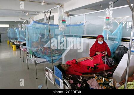 Dhaka, Bangladesch, 25. August 2021: Ein Patient, der mit Dengue-Fieber infiziert ist, wird in einem speziellen Bereich für Patente mit Dengue-Krankheit behandelt, die durch Moskitos im örtlichen Krankenhaus übertragen werden. Die Zahl der Dengue-Patienten steigt in Dhaka und anderswo in Bangladesch weiter an.Laut der Health Services Division wurden in den letzten 24 Stunden mehr als 258 Patienten mit der durch Moskitos übertragenen Krankheit ins Krankenhaus eingeliefert.Quelle: Habibur Rahman / Eyepix Group/Alamy Live News Stockfoto