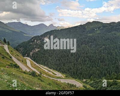 Naturlandschaft des Rombo-Passes zwischen Italien und Österreich - Reisereportage Stockfoto