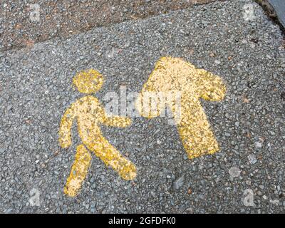 Kleine Schablonenpflaster-Markierungen, die die Richtung des Fußabsturzes zeigen. Gesehen in St. Austell, Cornwall. Für Einzelhandel Foorpint, Richtungen. Stockfoto