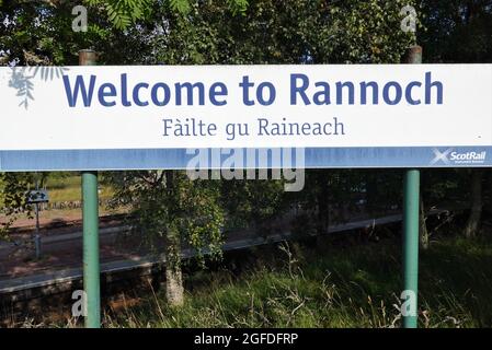 Willkommen bei Rannoch Scotrail Zeichen in Englisch und Gälisch, Rannoch Station eine abgelegene Haltestelle auf der West Highland Railway Line Stockfoto