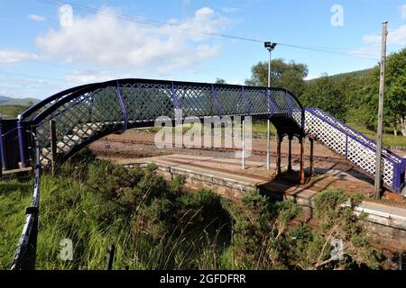 Fußgängerbrücke über die Eisenbahnlinie am Bahnhof Rannoch, West Highland Railway Line, Perthshire Highlands, Schottland, Vereinigtes Königreich Stockfoto