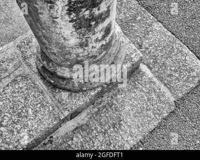 Monochrome Darstellung einer Sandsteinsäule mit ihrem Stützsockel. Für die Andeutung von Stärke, starker Struktur, Robustheit, starker Unterstützung. Stockfoto