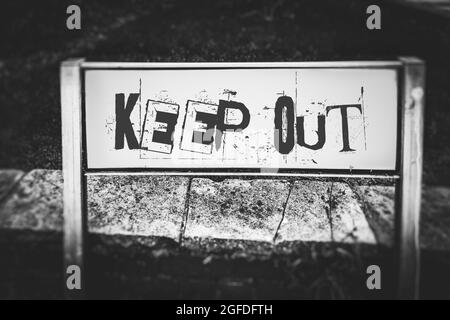 Keep Out, Straßenschild, Beschilderung, Warnung, Gefahr, Eingeschränkt Stockfoto