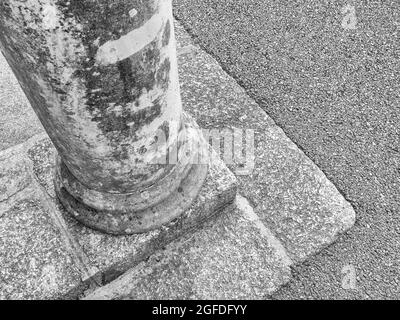 Monochrome Darstellung einer Sandsteinsäule mit ihrem Stützsockel. Für die Andeutung von Stärke, starker Struktur, Robustheit, starker Unterstützung. Stockfoto