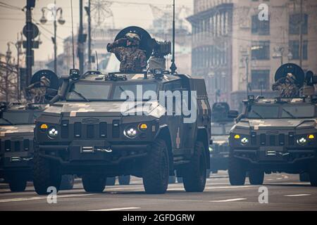 Ukraine, Kiew - 18. August 2021: Militärparade. Gepanzertes Fahrzeug Kozak. Transport in Schutzfarben. Geländewagen der Armee. Stockfoto