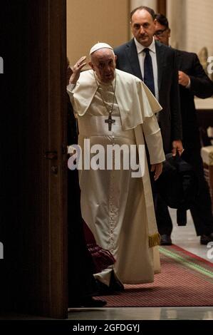 Rom, . August 2021. 25. August 2021: Papst Franziskus kommt, um seine wöchentliche Generalaudienz in der Aula Paul VI. Im Vatikan zu leiten. Kredit: Unabhängige Fotoagentur/Alamy Live Nachrichten Stockfoto