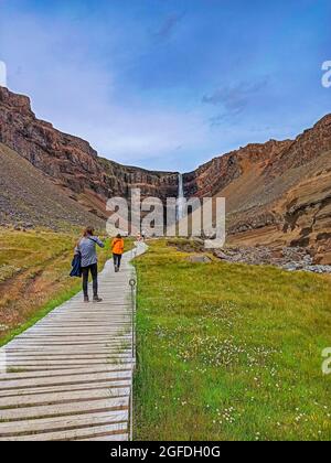 Touristen und Besucher genießen während der Sommermonate die atemberaubende Aussicht auf die Landschaft auf der Strecke von der Fahrt durch island. Island, Europa. Stockfoto