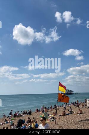 Strandbesucher genießen die Sommersonne am Strand von Brighton in West Suusex. Bilddatum: Mittwoch, 25. August 2021. Stockfoto