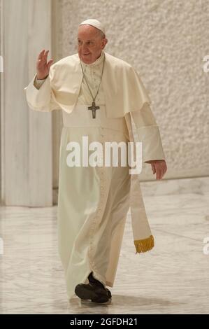 Rom, . August 2021. 25. August 2021: Papst Franziskus begrüßt die Gläubigen, als er seine wöchentliche Generalaudienz in der Aula Paul VI. Im Vatikan anführt. Kredit: Unabhängige Fotoagentur/Alamy Live Nachrichten Stockfoto