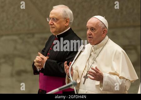 Rom, . August 2021. 25. August 2021: Papst Franziskus begrüßt die Gläubigen, als er seine wöchentliche Generalaudienz in der Aula Paul VI. Im Vatikan anführt. Kredit: Unabhängige Fotoagentur/Alamy Live Nachrichten Stockfoto