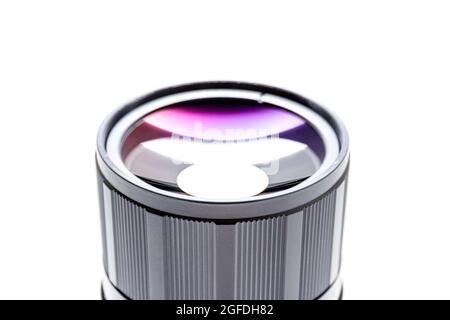 Vorderansicht einer spiegellinse aus der sowjetzeit mit Farbreflexionen. Makrostudio auf weißem Hintergrund aufgenommen Stockfoto