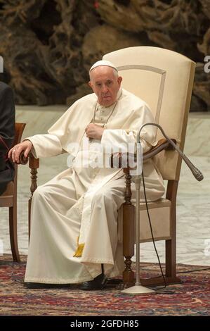 Rom, . August 2021. 25. August 2021: Papst Franziskus leitet seine wöchentliche Generalaudienz in der Aula Paul VI. Im Vatikan. Kredit: Unabhängige Fotoagentur/Alamy Live Nachrichten Stockfoto