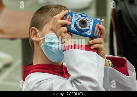 Rom, . August 2021. 25. August 2021 : ein Altarjunge aus Frankreich fotografiert während der wöchentlichen Generalaudienz in der Paul-VI.-Halle im Vatikan. Kredit: Unabhängige Fotoagentur/Alamy Live Nachrichten Stockfoto