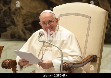 Rom, . August 2021. 25. August 2021: Papst Franziskus lächelt während seiner wöchentlichen Generalaudienz in der Aula Paul VI. Im Vatikan. Kredit: Unabhängige Fotoagentur/Alamy Live Nachrichten Stockfoto