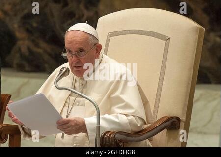 Rom, . August 2021. 25. August 2021: Papst Franziskus hält seine Rede während seiner wöchentlichen Generalaudienz in der Aula Paul VI. Im Vatikan. Kredit: Unabhängige Fotoagentur/Alamy Live Nachrichten Stockfoto