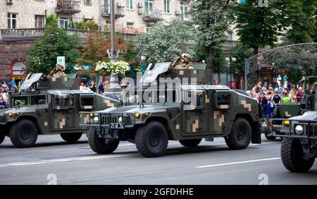 Ukraine, Kiew - 18. August 2021: Militärparade. Gepanzertes Fahrzeug . Transport in Schutzfarben. Geländewagen der Armee. Stockfoto